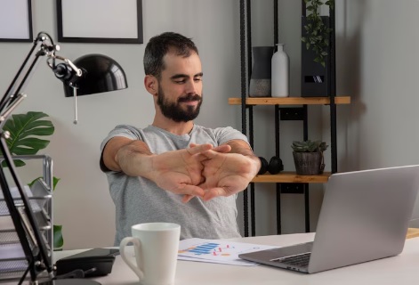 7 estiramientos para cuidar el cuerpo si trabajas muchas horas frente al ordenador