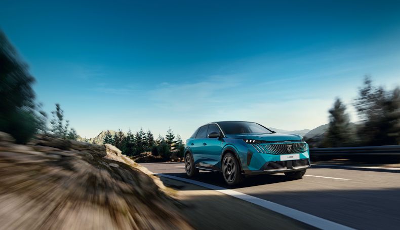 Probamos los Peugeot E-3008 y E-5008 Dual Motor de tracción integral… y nos gustan los nuevos SUV