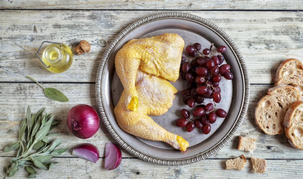 Pollo asado con uvas, cebolla morada, salvia y pan crujiente: una receta sorprendente