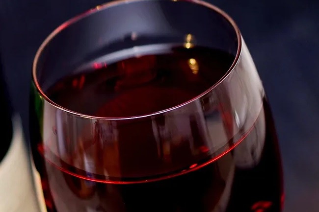 Cómo el consumo moderado de vino tinto afecta tu salud cardiovascular, según la ciencia