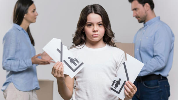 La psicología dice que los adultos que crecieron con cambios de humor constantes pueden convertirse en observadores intensos