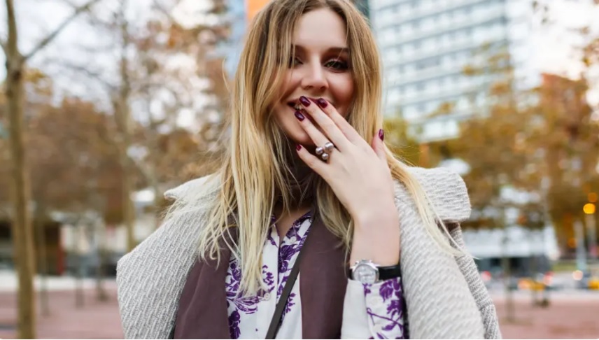 Tendencias de manicura otoño 2026: los 5 colores y acabados que marcarán la temporada