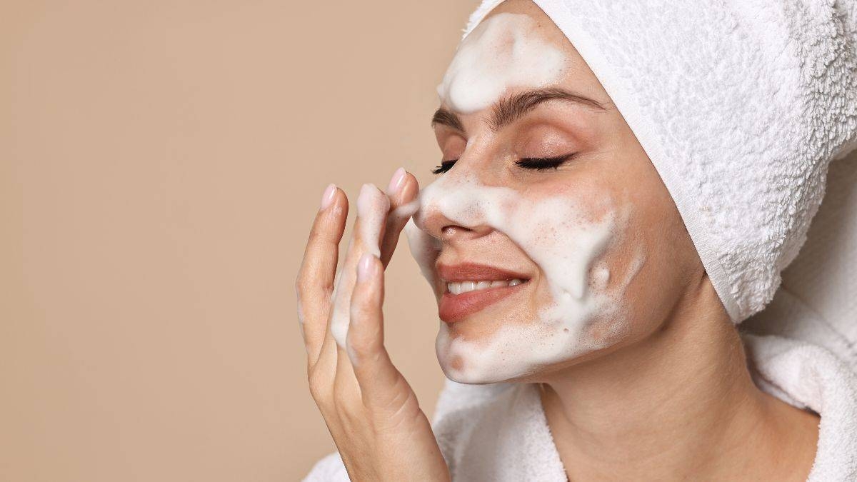 Más allá del agua y el jabón: cómo elegir el limpiador facial perfecto según tu tipo de piel