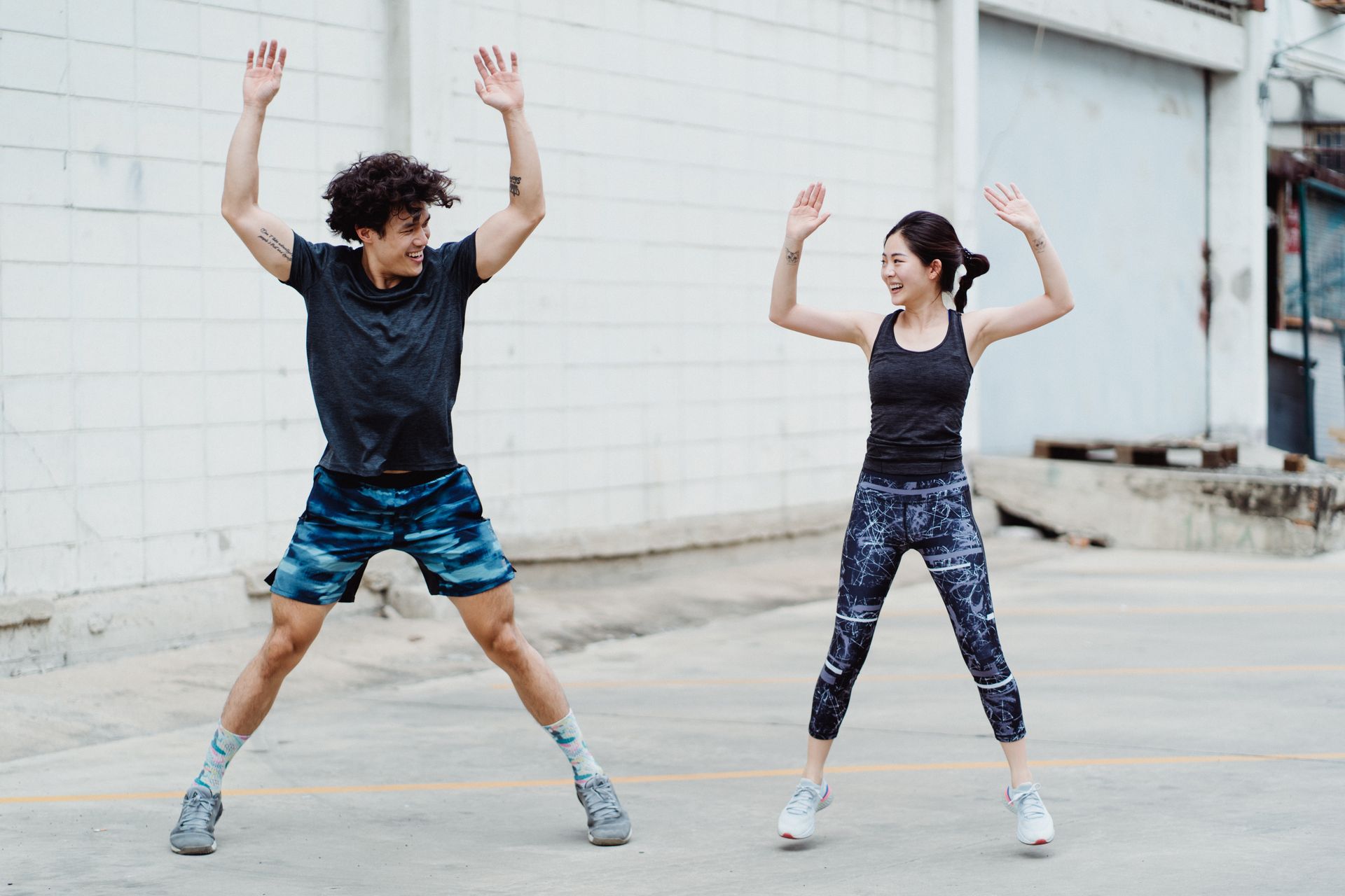 Sentadilla con jumping jacks: el ejercicio completo que combina cardio, fuerza y coordinación en un solo movimiento