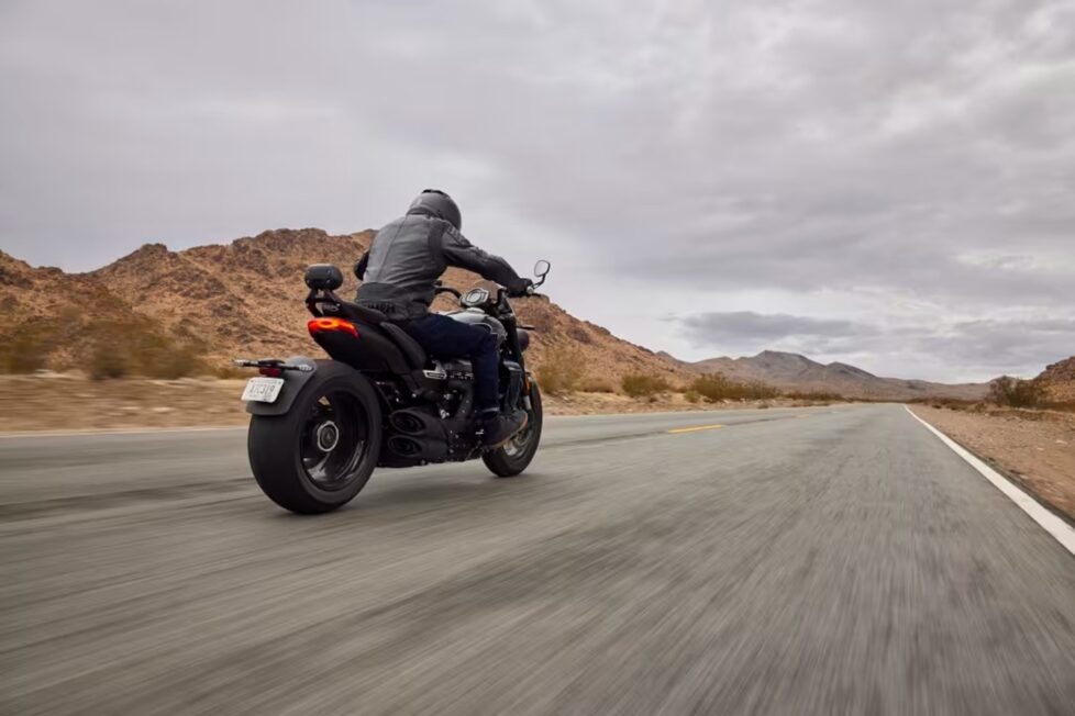 Nueva Triumph Rocket 3 2027-2028: radar delantero y trasero, más tecnología y un nuevo diseño