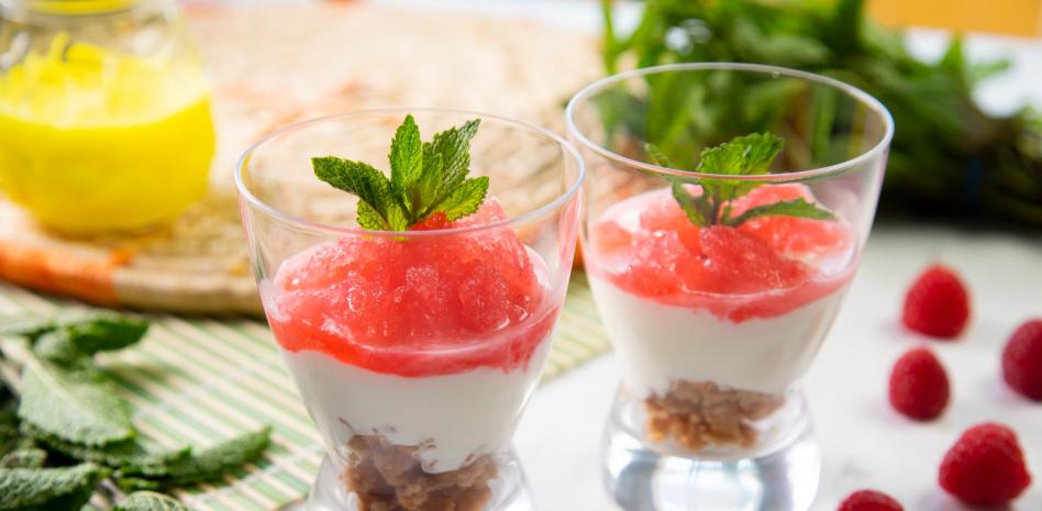 Yogur con granizado de frutos rojos: un postre fácil y divertido para hacer con niños