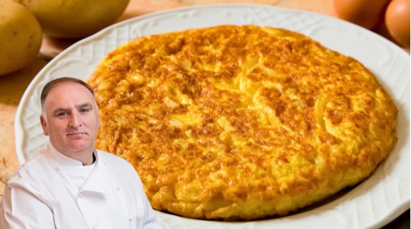 Cómo dar la vuelta a la tortilla de patatas sin que se rompa: el truco de José Andrés con agua