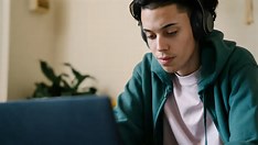 «¿Ves porno porque es lo normal?» Una guía enseña a hablar de pornografía con adolescentes