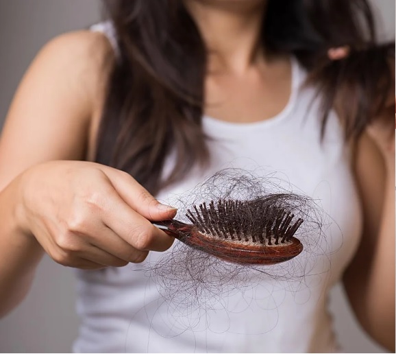 Ozempic y caída del pelo: qué relación existe entre los fármacos GLP-1 y la pérdida de cabello
