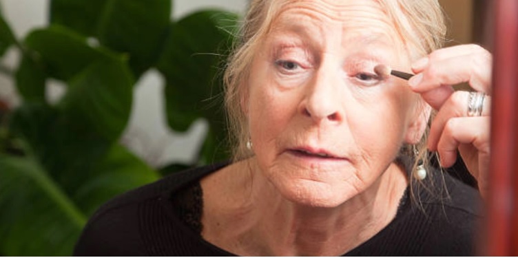 Maquillaje después de los 50: cómo rejuvenecer la mirada y resaltar los ojos