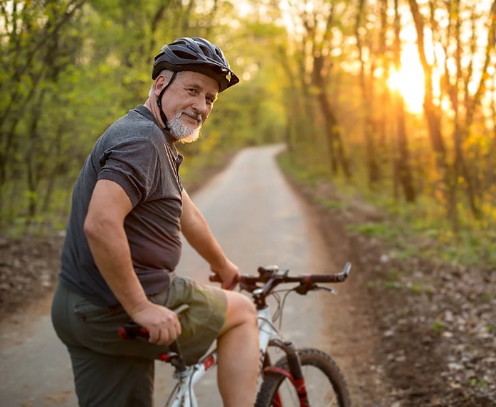 Personas nacidas en los años 60 y 70: por qué aprendieron a ser más independientes según la psicología