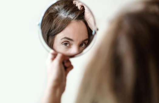 El secreto de belleza para disimular las primeras canas que está arrasando en redes sociales