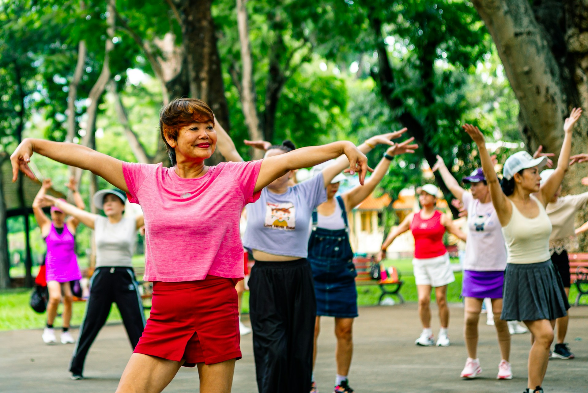 Caminata tai chi: el ejercicio de bajo impacto que combina caminar y movimientos conscientes para cuidar cuerpo y mente