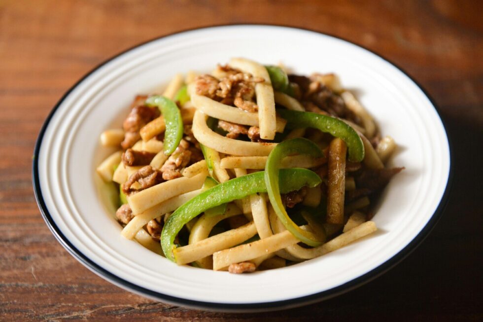 Noodles de verduras ligeros y deliciosos: la receta saludable que se prepara en menos de 15 minutos