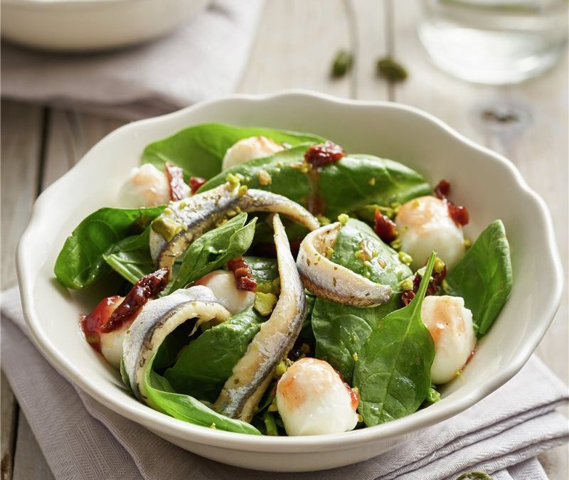 Ensalada de espinacas con boquerones y tomates: receta sencilla y ligera ¡en 5 minutos!