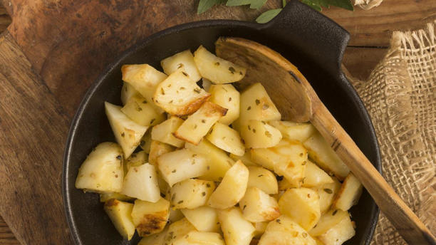 Patatas al ajillo al estilo tradicional: la receta típica y muy fácil que haces con apenas tres ingredientes y en 30 minutos