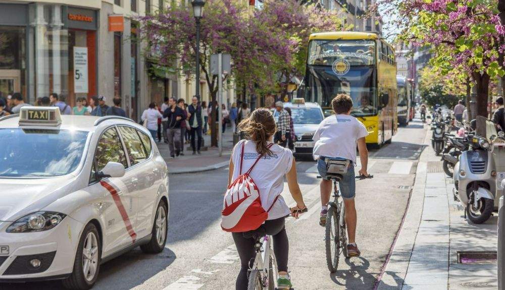 Nuevas normas de la DGT para ciclistas en 2026: adelantamientos, distancias de seguridad y sanciones