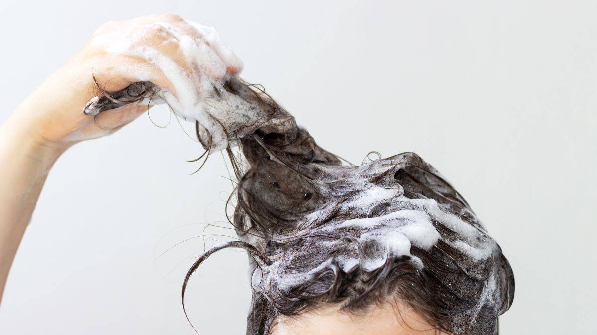 Gel de ducha como champú: qué ocurre cuando intercambias productos para el cuerpo y el cabello