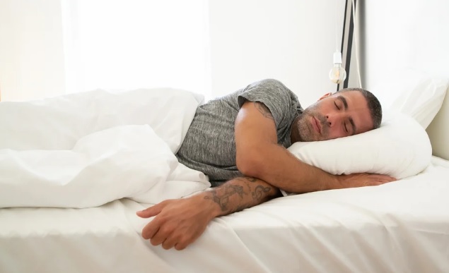 ¿Te quedas dormido en el sofá todas las noches? Esto es lo que puede estar diciéndote tu cuerpo