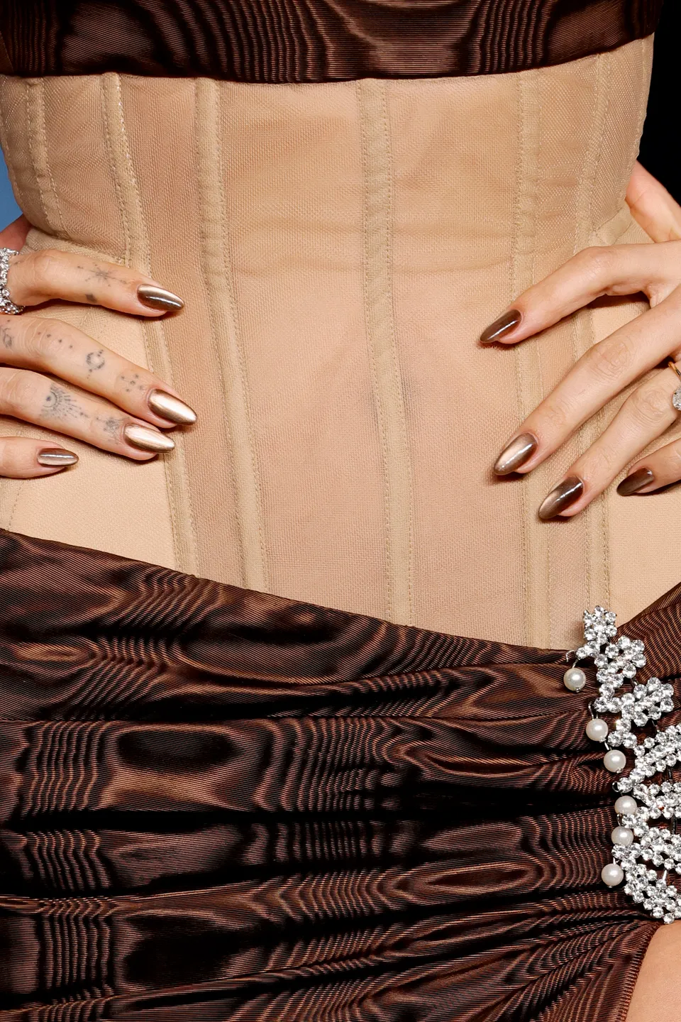 Uñas cereza oscuro: la manicura elegante de Uma Thurman para otoño 2026