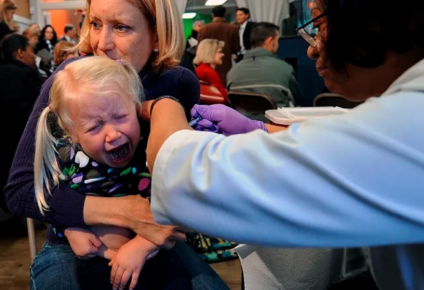 Los pediatras recomiendan ampliar la vacunación de la gripe hasta los 18 años