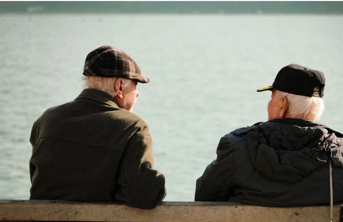 ¿Por qué nos cuesta tanto escribir a un viejo amigo? La psicología explica lo que ocurre cuando retomamos un contacto perdido