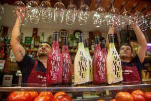 Zurracapote, la bebida que pasa del botellón a la botella