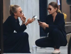 El tabaco corteja a las mujeres jóvenes con marketing encubierto: el resurgir del cigarrillo entre ‘influencers’ y famosos