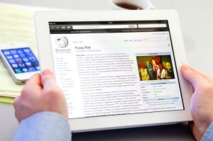 Cómo sobrevive la Wikipedia en la era de ChatGPT