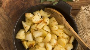 Patatas al ajillo al estilo tradicional: la receta típica y muy fácil que haces con apenas tres ingredientes y en 30 minutos