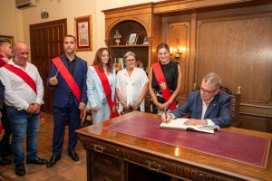 El humorista Manolo Royo regresa a Caspe con el Pregón, anécdotas, humor y una placa.